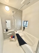 一緒にお風呂に入っている子供達の声がリビングまで聞こえてきそうな広々とした１坪バス
