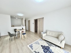 夕食の時間。家族、友人、両親、親戚との会話がより料理を美味しくしてくれる。あっという間に時間が過ぎてしまう居心地の良さは、普段はほっとする空間としてここにあります。
