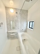 一緒にお風呂に入っている子供達の声がリビングまで聞こえてきそうな広々とした１坪バス
