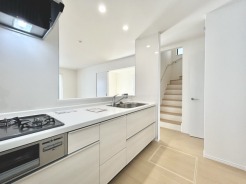 家族団欒のリビング。陽光差し込む食卓には家族の会話とスマイルが溢れます。いつまでもここで食卓を囲みたくなる、そう感じさせてくれるスペース。
