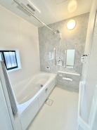 一緒にお風呂に入っている子供達の声がリビングまで聞こえてきそうな広々とした１坪バス
