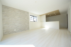 3号棟 いつも家族の集まるリビングは広々とした16.5帖。通風・採光にも優れ、心安らぐ風と光がたえない空間。汎用性に富んだ居住スペースと、高揚感さえも与えてくれる住空間です。
