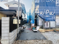 2号棟 通りから入ったプライベート空間で落ち着いた雰囲気でお住いになる。敷地部分でお子様の遊ぶスペースや駐車スペースに活用できます。

