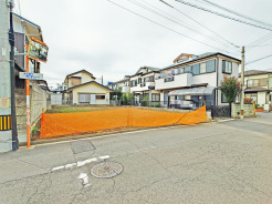 駐車が苦手な方にも嬉しい、前面約5.7ｍ道路に面した住まい。