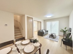 B号棟 夕食の時間。家族、友人、両親、親戚との会話がより料理を美味しくしてくれる。あっという間に時間が過ぎてしまう居心地の良さは、普段はほっとする空間としてここにあります。
