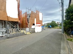 2号棟 五感で感じる、現地でしかわからない事も沢山ございます。周辺環境なども一緒にご案内いたしますのでお気軽にお問合せください。
