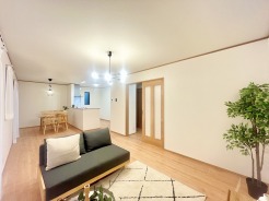 家族団欒のリビング。陽光差し込む食卓には家族の会話とスマイルが溢れます。いつまでもここで食卓を囲みたくなる、そう感じさせてくれるスペース。
