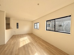 2号棟 家族団欒のリビング。陽光差し込む食卓には家族の会話とスマイルが溢れます。いつまでもここで食卓を囲みたくなる、そう感じさせてくれるスペース。
