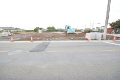 南道路に面しており日中もたくさんの陽が入ります。風通りや周辺環境など実際に現地にてご確認ください。
