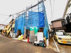 戸建てが立ち並ぶ静かな住宅街。四季折々の移り変わりを感じながら自然と楽しみ、暮らす、そんな毎日を日々の中で感じられる住環境

