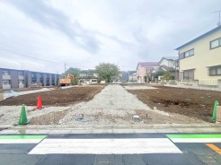 前面道路は広く、駐車がしやすいです。駐車スペース2台分ございます。
