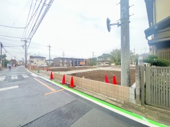 6m幅員の道路に面しておりお車の運転が苦手な方でも安心して出入りいただけます。
