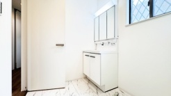 使い勝手の良い洗面台、窓があることで換気もしやすく清潔感のある空間を保てます。
