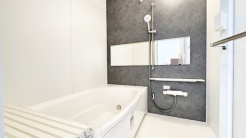 落ち着いた色味の浴室で1日の疲れをゆっくりと癒してください。
