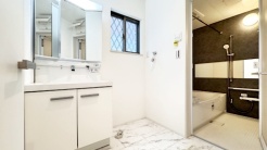 使い勝手の良い洗面台、窓があることで換気もしやすく清潔感のある空間を保てます。
