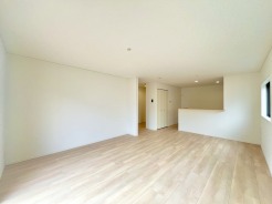 家族が一番集まる場所だから広々としつつも素敵な空間であって欲しい。皆がくつろぐリビングからキッチンまでが一つに繋がる空間。
