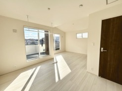 窓から眺める風景は一日の疲れを癒すヒーリングを奏でる、心地の良い時間を演出してくれます。室内も重要ですが、周りの環境もマイホーム選びの大事なポイント
