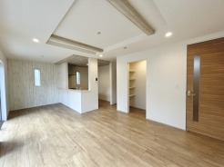 9号棟 夕食の時間。家族、友人、両親、親戚との会話がより料理を美味しくしてくれる。あっという間に時間が過ぎてしまう居心地の良さは、普段はほっとする空間としてここにあります。
