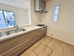 9号棟 家族団欒のリビング。陽光差し込む食卓には家族の会話とスマイルが溢れます。いつまでもここで食卓を囲みたくなる、そう感じさせてくれるスペース。
