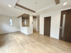 10号棟 夕食の時間。家族、友人、両親、親戚との会話がより料理を美味しくしてくれる。あっという間に時間が過ぎてしまう居心地の良さは、普段はほっとする空間としてここにあります。
