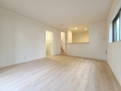 家族団欒のリビング。陽光差し込む食卓には家族の会話とスマイルが溢れます。いつまでもここで食卓を囲みたくなる、そう感じさせてくれるスペース。
