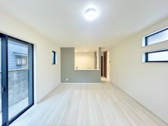 2号棟 家族や友人、両親、親戚とこれから沢山の時間を紡ぐのだろう。そこを彩るのは窓から見える青い空、心地よい緑。そんなイメージが膨らむリビングスペース。
