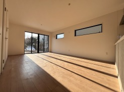 家族や友人、両親、親戚とこれから沢山の時間を紡ぐのだろう。そこを彩るのは窓から見える青い空、心地よい緑。そんなイメージが膨らむリビングスペース。
