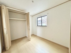 どんな家具にでも相性が良い清潔感ある白色調のクロスを採用。主張しすぎない配色、耐久性にも優れた床材は日々のメンテナンスも楽に、快適に過ごして頂けるよう考えられています。
