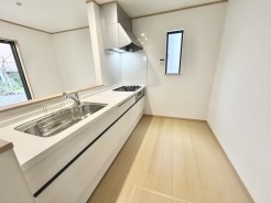 家族が一番集まる場所だから広々としつつも素敵な空間であって欲しい。皆がくつろぐリビングからキッチンまでが一つに繋がる空間。
