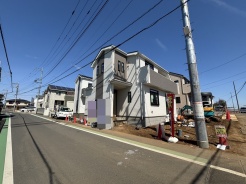 C号棟 戸建てが立ち並ぶ静かな住宅街。四季折々の移り変わりを感じながら自然と楽しみ、暮らす、そんな毎日を日々の中で感じられる住環境
