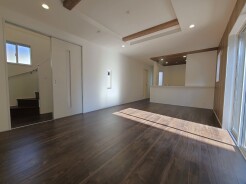 家族団欒のリビング。陽光差し込む食卓には家族の会話とスマイルが溢れます。いつまでもここで食卓を囲みたくなる、そう感じさせてくれるスペース。
