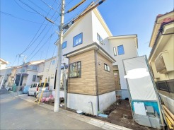 南道路に面しており日中もたくさんの陽が入ります。風通りや周辺環境など実際に現地にてご確認ください。
