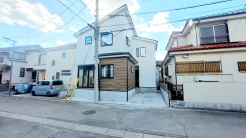 カースペースは1台駐車できます。車庫の出し入れのしやすさなど、実際に現地にてご確認ください。
