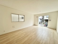 1号棟 夕食の時間。家族、友人、両親、親戚との会話がより料理を美味しくしてくれる。あっという間に時間が過ぎてしまう居心地の良さは、普段はほっとする空間としてここにあります。
