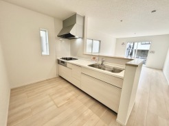 1号棟 家族団欒のリビング。陽光差し込む食卓には家族の会話とスマイルが溢れます。いつまでもここで食卓を囲みたくなる、そう感じさせてくれるスペース。
