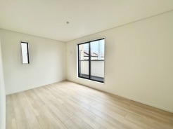 2号棟 どんな家具にでも相性が良い清潔感ある白色調のクロスを採用。主張しすぎない配色、耐久性にも優れた床材は日々のメンテナンスも楽に、快適に過ごして頂けるよう考えられています。
