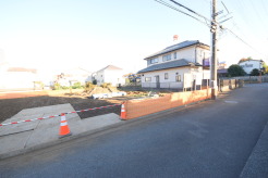 戸建てが立ち並ぶ静かな住宅街。四季折々の移り変わりを感じながら自然と楽しみ、暮らす、そんな毎日を日々の中で感じられる住環境
