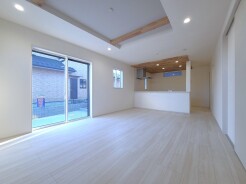 2号棟 家族団欒のリビング。陽光差し込む食卓には家族の会話とスマイルが溢れます。いつまでもここで食卓を囲みたくなる、そう感じさせてくれるスペース。
