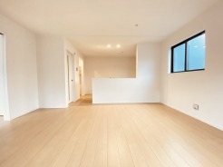 家族が一番集まる場所だから広々としつつも素敵な空間であって欲しい。皆がくつろぐリビングからキッチンまでが一つに繋がる空間。
