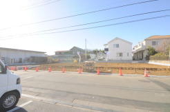 戸建てが立ち並ぶ静かな住宅街。四季折々の移り変わりを感じながら自然と楽しみ、暮らす、そんな毎日を日々の中で感じられる住環境
