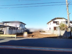 戸建てが立ち並ぶ静かな住宅街。四季折々の移り変わりを感じながら自然と楽しみ、暮らす、そんな毎日を日々の中で感じられる住環境
