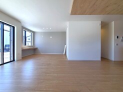 2号棟 家族団欒のリビング。陽光差し込む食卓には家族の会話とスマイルが溢れます。いつまでもここで食卓を囲みたくなる、そう感じさせてくれるスペース。
