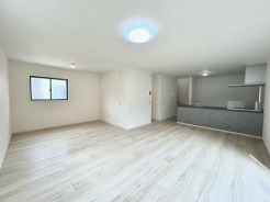 2号棟 家族団欒のリビング。陽光差し込む食卓には家族の会話とスマイルが溢れます。いつまでもここで食卓を囲みたくなる、そう感じさせてくれるスペース。
