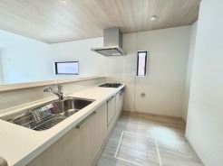 1号棟 家族団欒のリビング。陽光差し込む食卓には家族の会話とスマイルが溢れます。いつまでもここで食卓を囲みたくなる、そう感じさせてくれるスペース。
