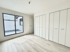 どんな家具にでも相性が良い清潔感ある白色調のクロスを採用。主張しすぎない配色、耐久性にも優れた床材は日々のメンテナンスも楽に、快適に過ごして頂けるよう考えられています。
