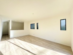 B号棟 夕食の時間。家族、友人、両親、親戚との会話がより料理を美味しくしてくれる。あっという間に時間が過ぎてしまう居心地の良さは、普段はほっとする空間としてここにあります。
