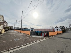 全11区画の開発分譲地（建築条件付き売地）
建物に関しては、指定の設計・施工会社が建築をすることが条件です。また外壁の仕様が決められており、選んだ土地区画に合わせて、建物の標準プランが決まっている形になります。