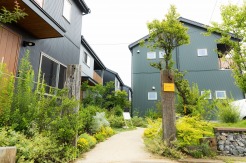 （過去のプロジェクトの竣工写真）敷地に軒路をつくり、植栽で囲むような敷地設計になります。
・プラン建物面積：建物64.46平米PLAN
・プラン建物価格：3,520万円（税込）