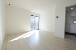 B号棟 家族団欒のリビング。陽光差し込む食卓には家族の会話とスマイルが溢れます。いつまでもここで食卓を囲みたくなる、そう感じさせてくれるスペース。
