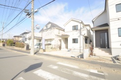 戸建てが立ち並ぶ静かな住宅街。四季折々の移り変わりを感じながら自然と楽しみ、暮らす、そんな毎日を日々の中で感じられる住環境
